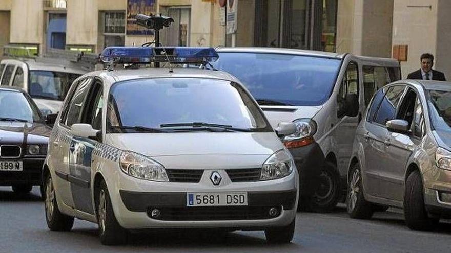 Detenido un conductor ebrio que se fugó tras intentar embestir a la Policía