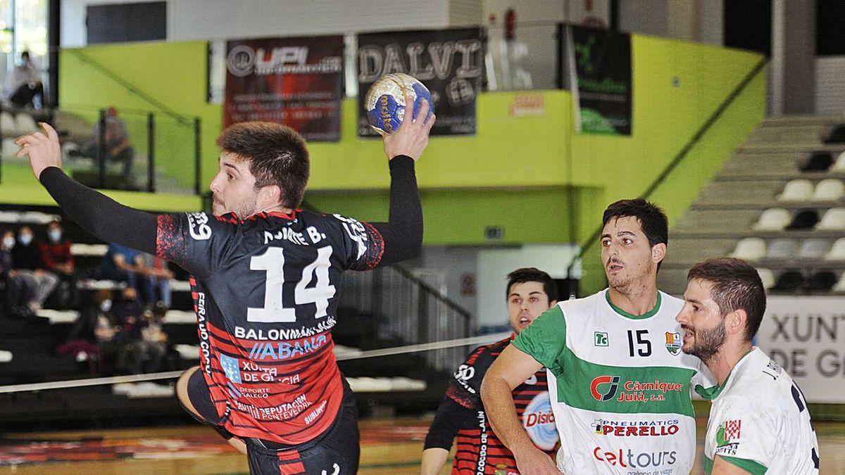 Tate lanza de 6 metros en el Disiclín-Bordils jugado ayer en el Lalín Arena.