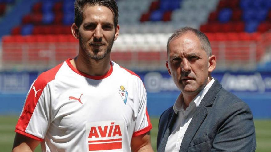 Pedro Bigas, junto al director deportivo del Eibar, Garagarza.