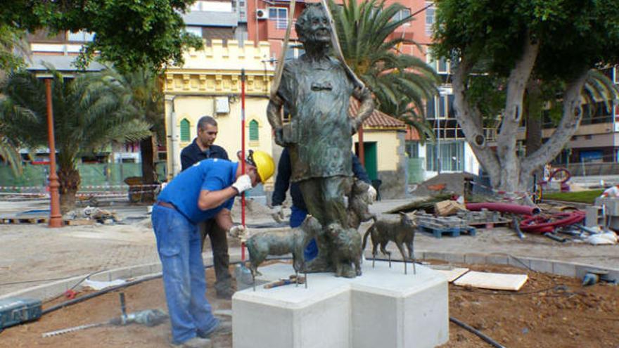 Operarios municipales colocan la estatua de Lolita Pluma en Santa Catalina. | lp / dlp