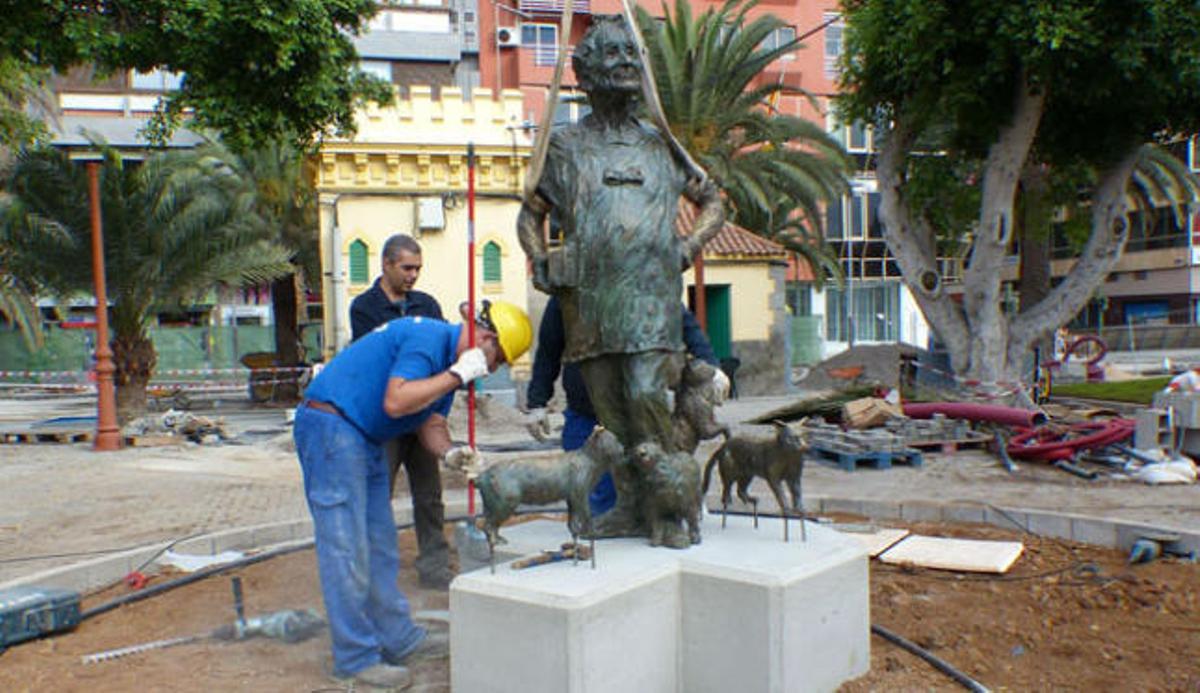 Operarios municipales colocan la estatua de Lolita Pluma en Santa Catalina. | lp / dlp
