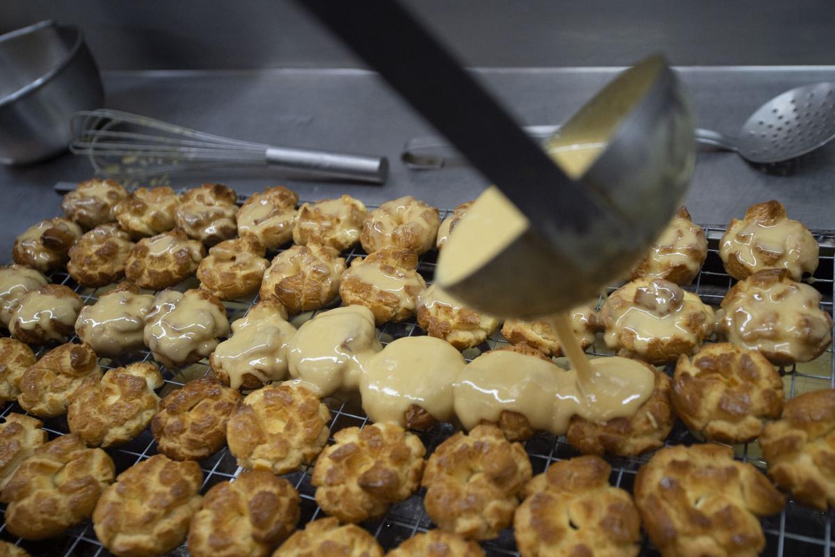 El pastelero elabora las típicas rosquillas de San Isidro en Casa Mira, a 13 de mayo de 2021, en Madrid (España). Los diferentes tipos de rosquillas como las tontas, las listas, las francesas y las Santa Clara son uno de los más famosos productos gastronómicos que se consumen durante estas fechas como tradición por San Isidro Labrador, patrón de Madrid, cuyo día festivo es el 15 de mayo. La historia se remonta a finales del siglo XIX cuando las personas comenzaron a comer rosquillas durante las romerías y fiestas de San Isidro Labrador. 13 MAYO 2021;SAN ISIDRO LABRADOR;SAN ISIDRO;ROSQUILLAS;DULCES;FIESTAS;ROMERÍA;PRADERA;HISTORIA;TRADICIÓN;TONTAS;LISTAS;SANTA CLARA;FRANCESAS Alberto Ortega / Europa Press 13/05/2021