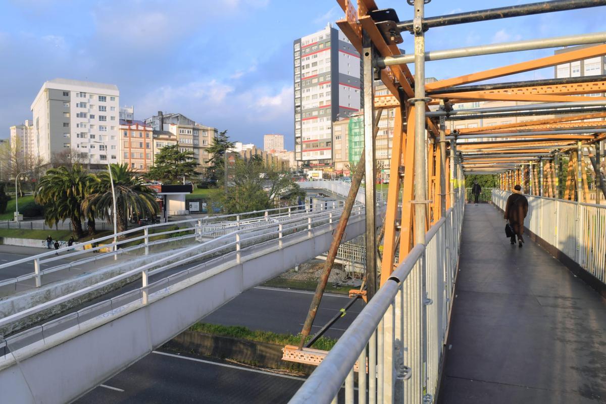 Los peatones ya cruzan entre Cuatro Caminos y Os Mallos por la nueva pasarela peatonal provisional que comunica las estaciones de trenes y buses.