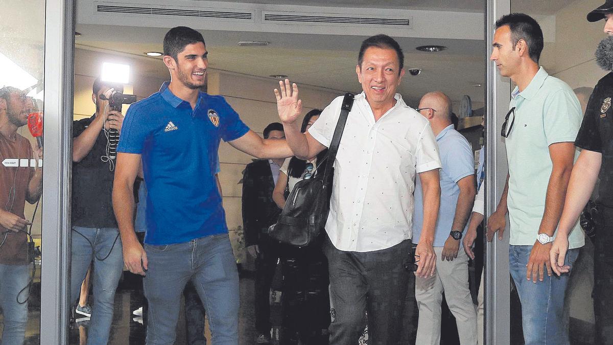 Gonçalo Guedes y Peter Lim, rodeados de una gran expectación, tras el fichaje del jugador portugués en agosto de 2018.