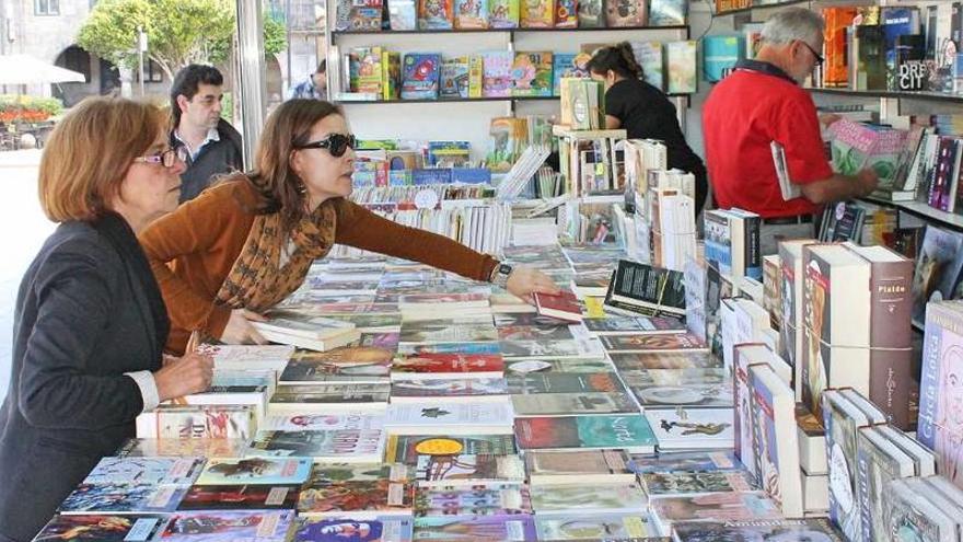 Una de las casetas abiertas ayer en la Feira do Libro Antigo e de Ocasión.