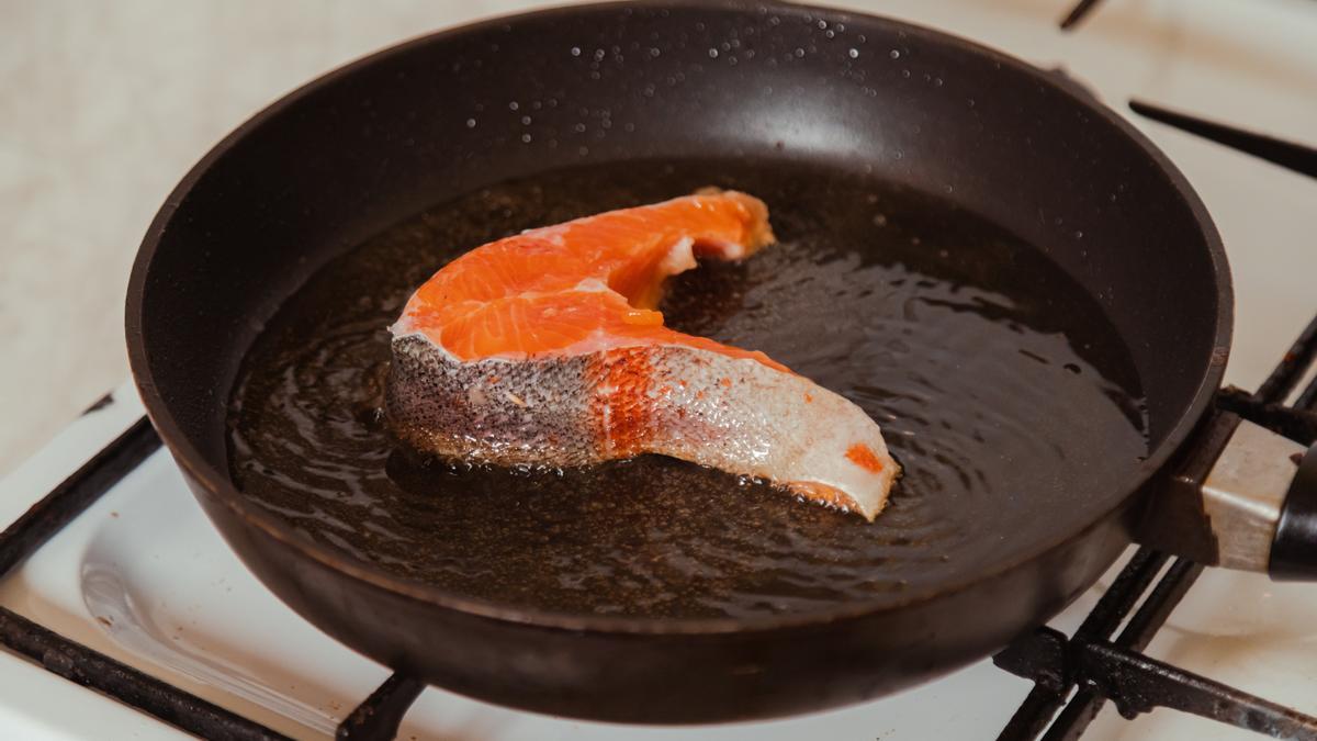 El cocinero Víctor Zafra se propone acabar con uno de los problemas más habituales a la hora de cocinar pescado a la plancha.