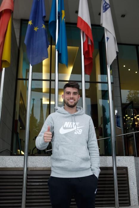 Jordi Calavera, nuevo fichaje del Sporting, llega a su hotel a Gijón, donde se encontró con Scepovic.