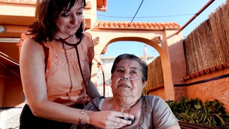 En un patio soleado, Mónica y María José realizaron la visita médica a Andrea, aquejada de una enfermedad cardíaca.