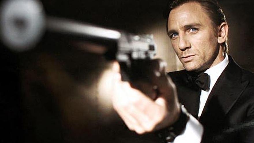 Daniel Craig caracterizado de James Bond