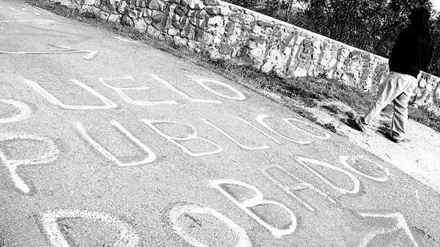 Pintada de protesta junto a la polémica parcela de Guadamía, en Cuerres.