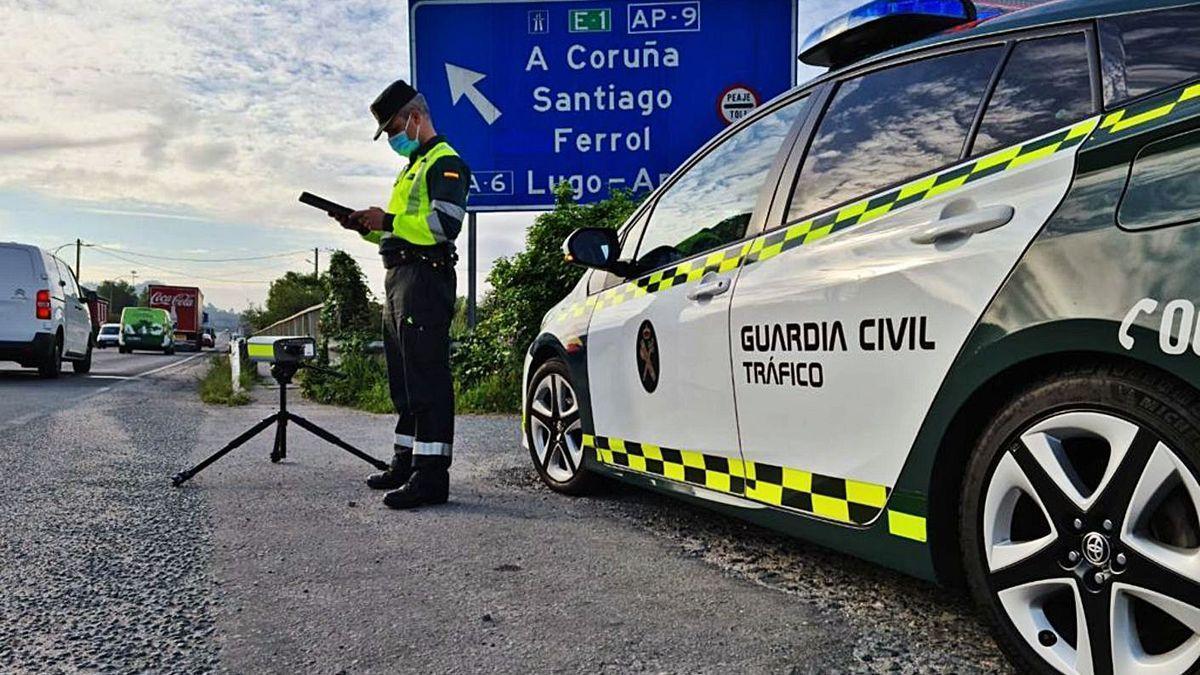 Un agente de la Guardia Civil en un control de velocidad