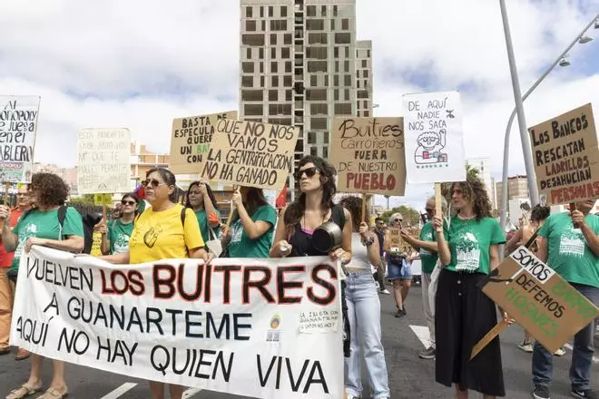 Manifestación en el barrio de Schamann, en Las Palmas de Gran Canaria, por una vivienda digna