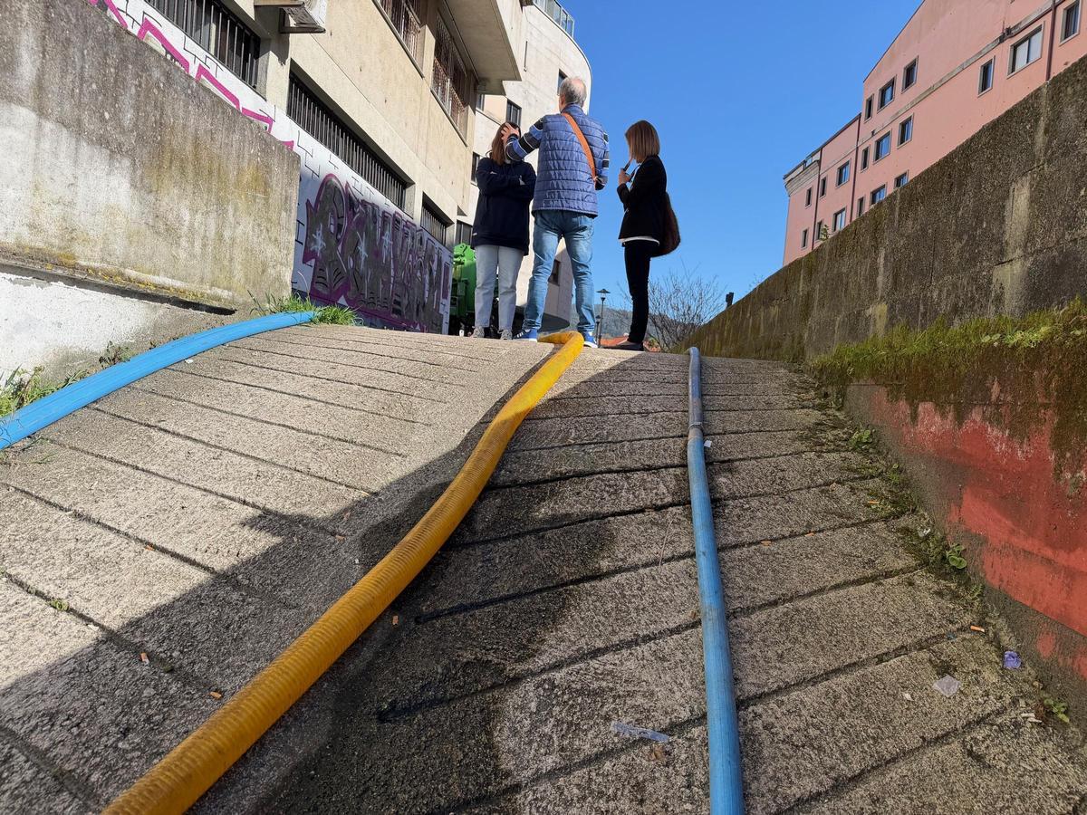 Las ediles Xiana Abal y Sagrario Martínez, con vecinos del inmueble.