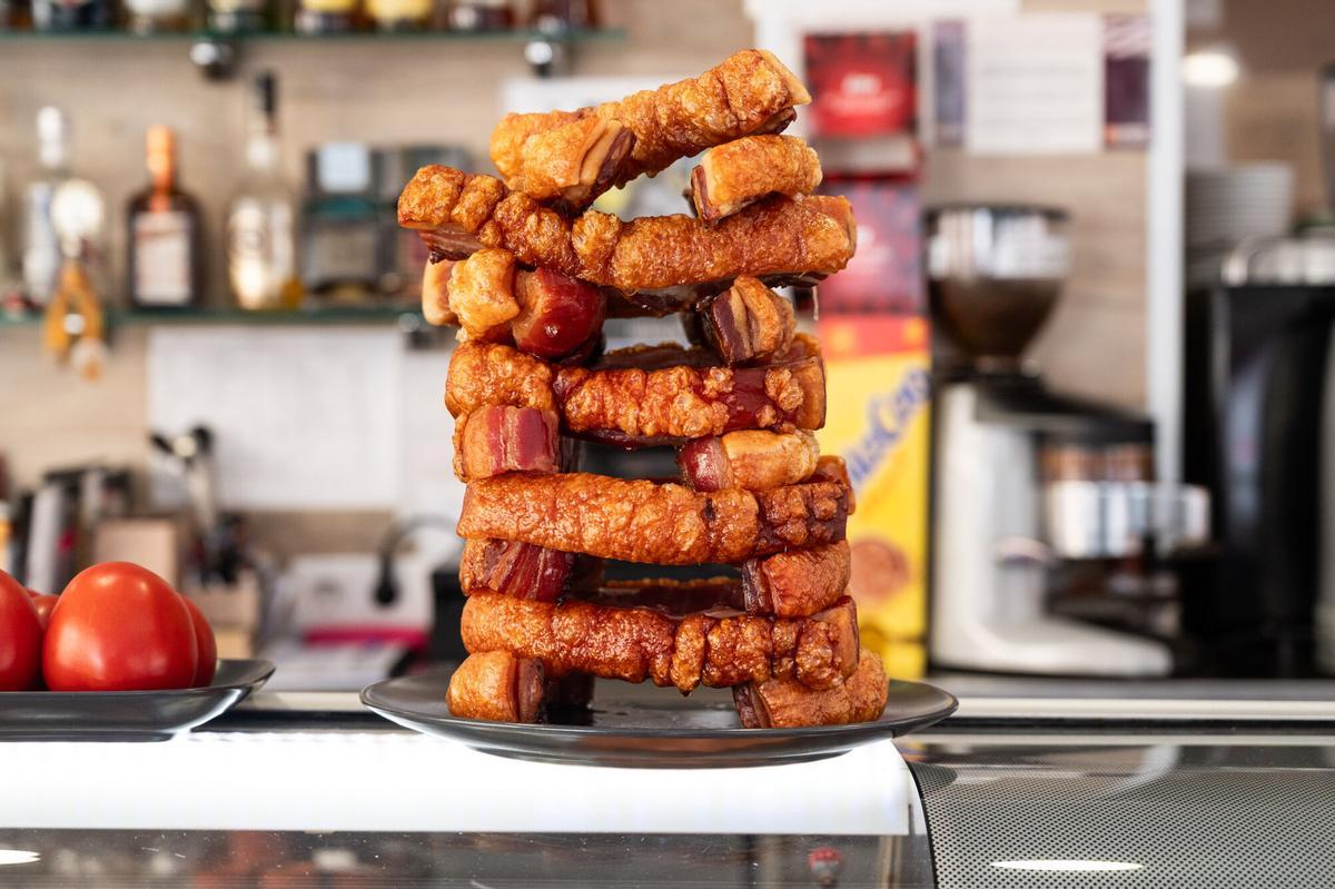 En imágenes | Bar Miguel, en Zaragoza, un sitio 'de toda la vida' con bocadillos de calamares a 3,50 euros: "Comida casera, de la abuela y buena"