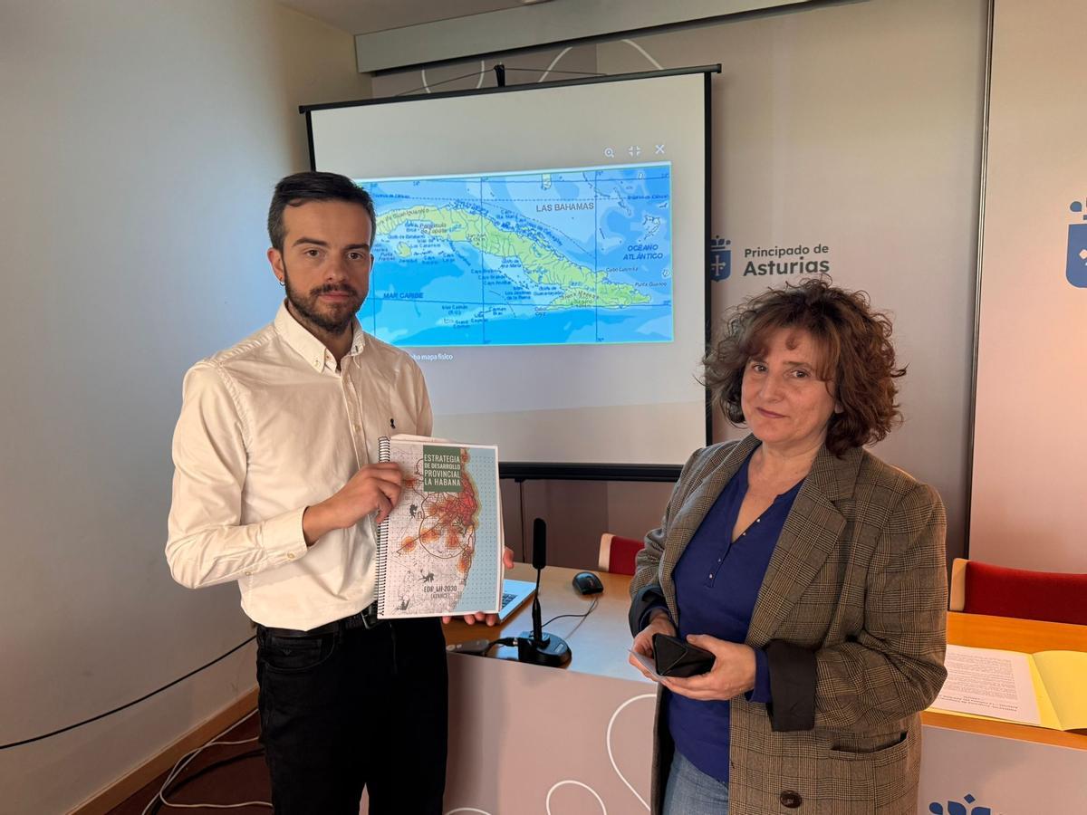 Juan Ponte y Beatriz González Prieto, durante la presentación de la iniciativa de apoyo a Cuba.