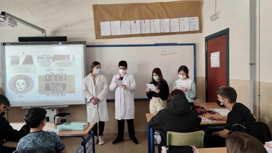 Alumnado de 2º de ESO del IES Santa Rosa de Lima interpretan una obra de mujeres científicas.