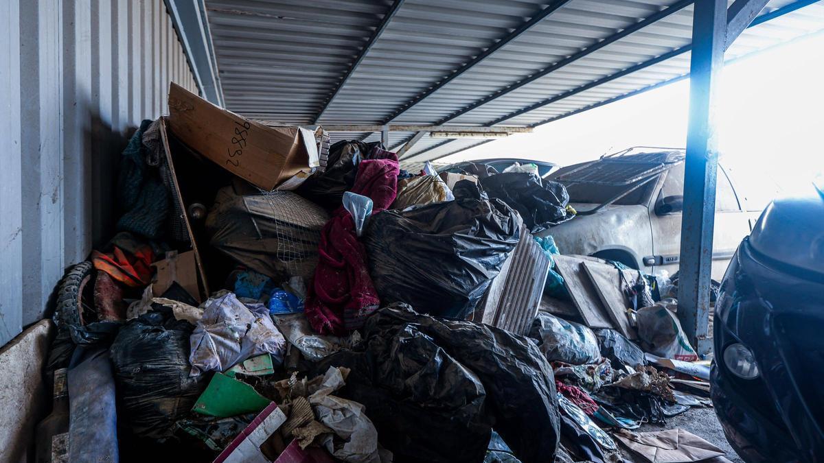 Galería: vecinos de Sant Antoni piden soluciones por un caso de síndrome de Diógenes
