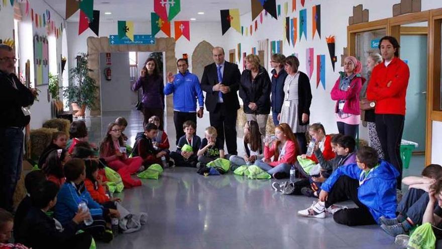 El grupo con el director provincial de Educación, en el centro. |