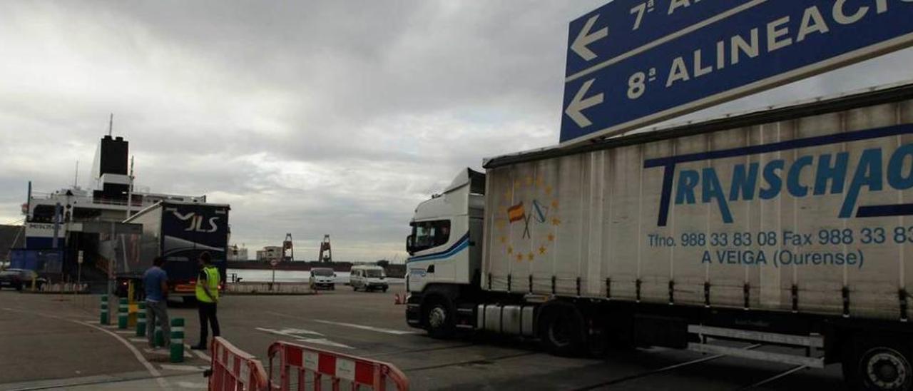 Camiones embarcando en el buque de la autopista del mar en su última salida desde El Musel, el pasado 16 de septiembre.