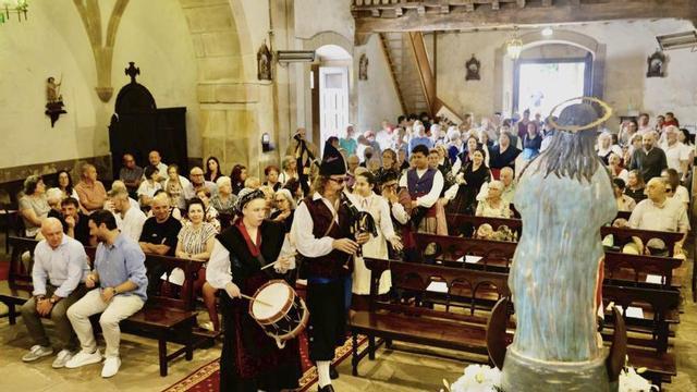 La misa ayer en Contrueces.  | MARCOS LEÓN