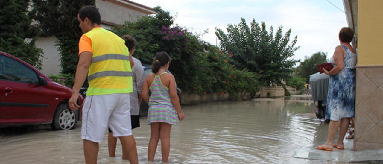 Una tromba de agua provoca nuevas inundaciones en las calles de la playa les Deveses