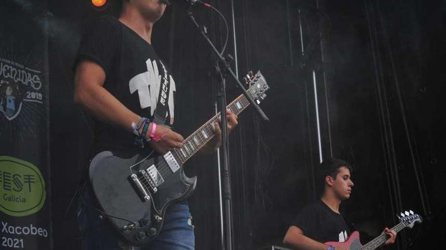 Los integrantes de la banda TNT en su actuación del festival Revenidas.  // Iñaki Abella