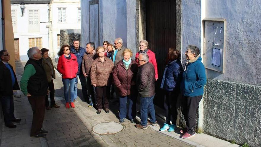 Los vecinos, ayer, junto a la iglesia.