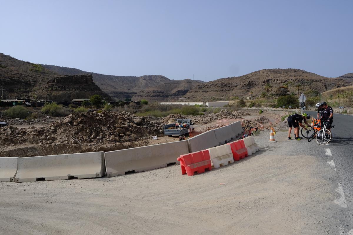 Obras en el Barranco de Arguineguín para instalar tuberías de impulsión.