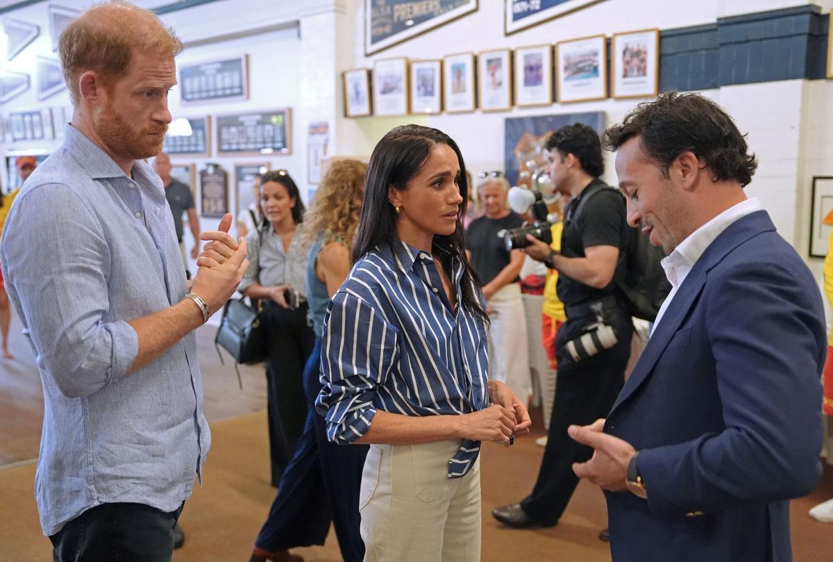Harry y Meghan hablando con el superviviente Elon Zizerb.