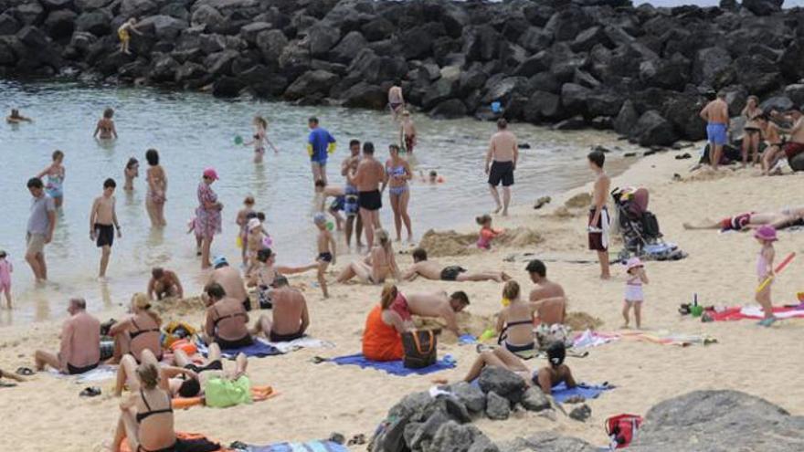 Turistas en una de las playas de Costa Teguise. | javier fuentes