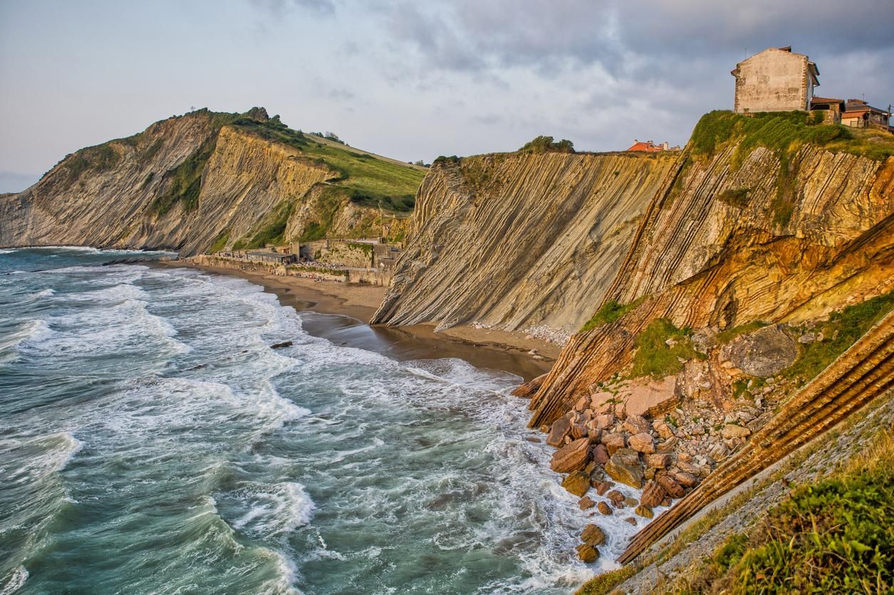 Vista de las rocas flysch en la bahía de Zumaia y la Playa Itzurun.