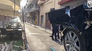 Un coche arrolla la terraza de un bar en Usera.