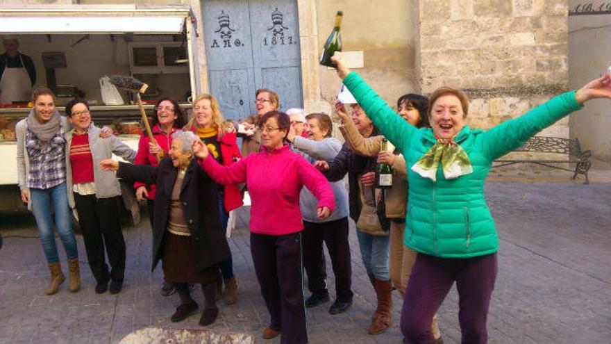 Vecinas de Alfafara agraciadas con la Lotería de Navidad celebran el premio