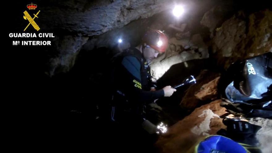 La Guardia Civil toma muestras de agua en la cueva de Vallgornera