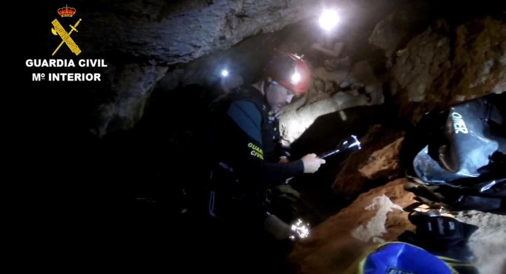 Inspeccionan la cueva des Pas de Vallgornera