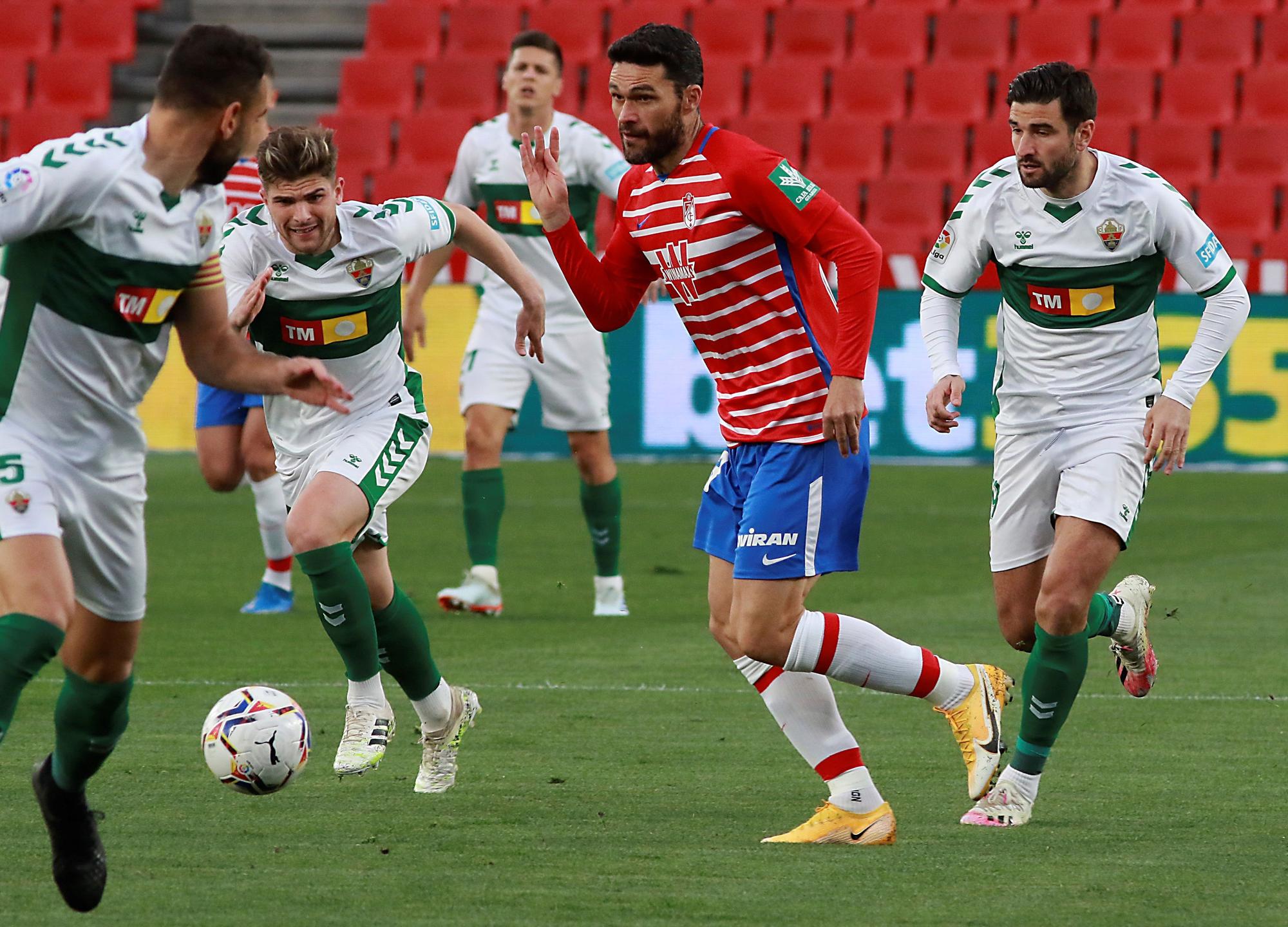 Granada - Elche: El Elche deja pasar el tren (2-1)