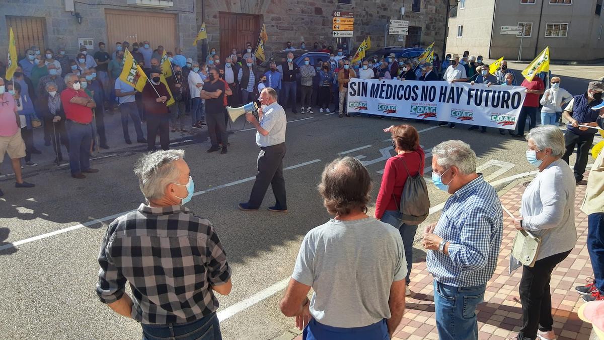 Manifestación por la sanidad organizada por COAG en Villardeciervos.