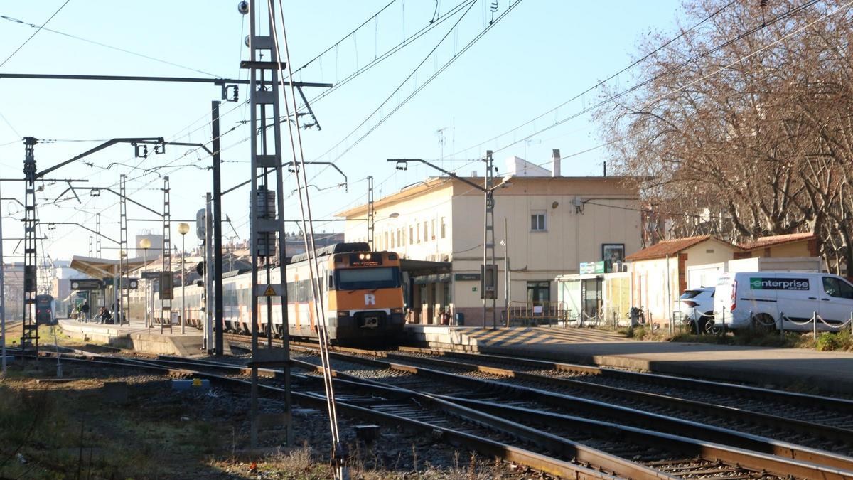 Un tren aturat a l'estació de tren convencional a Figueres