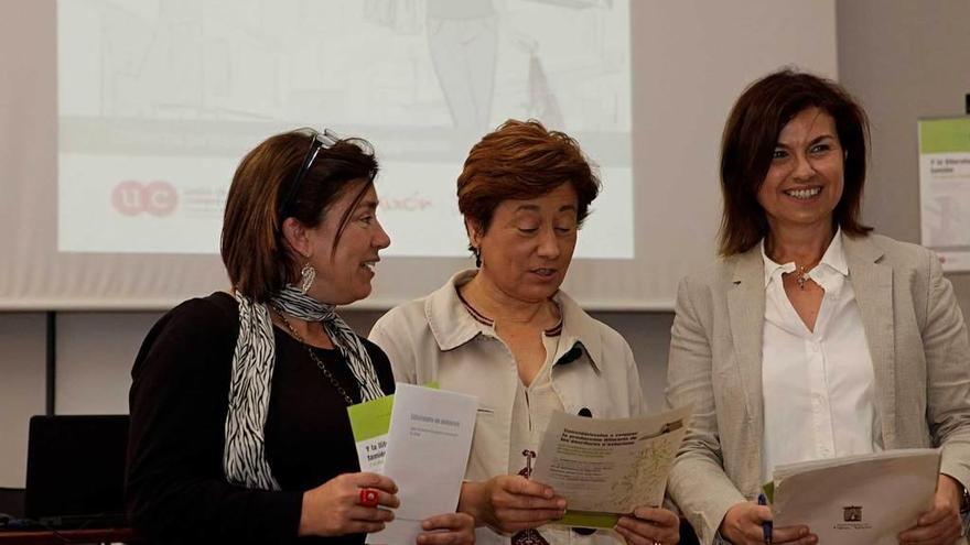 Por la derecha, Montserrat López, Carmen Moreno y María Xosé Rodríguez, ayer.