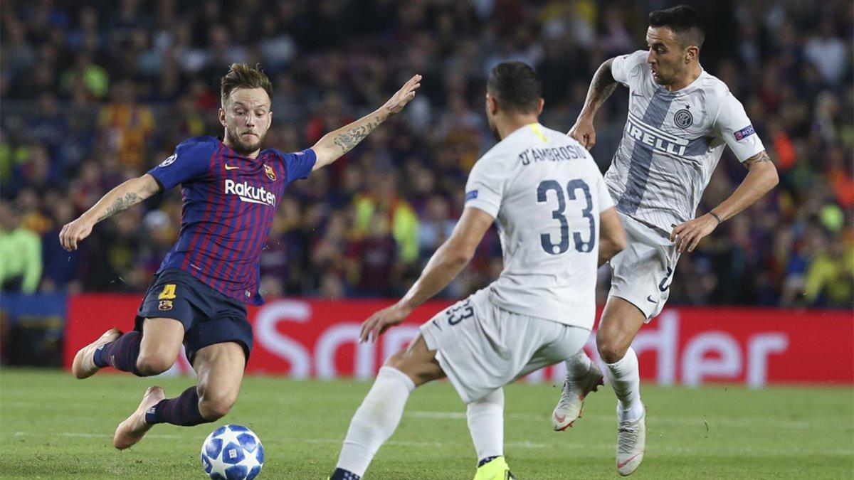 Rakitic y DAmbrosio durante el Barça-Inter de la Champions 2018/19