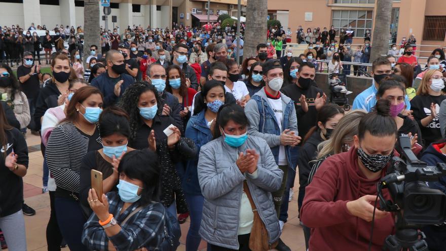 Los vecinos de El Campello despiden a la joven Camila, asesinada a puñaladas ayer