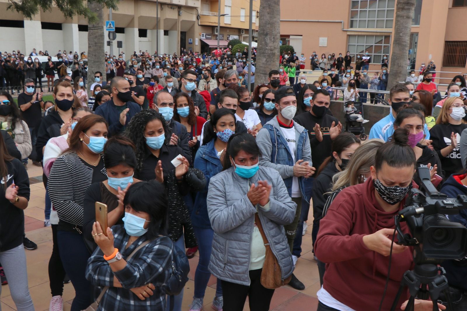 Los vecinos de El Campello despiden a la joven Camila