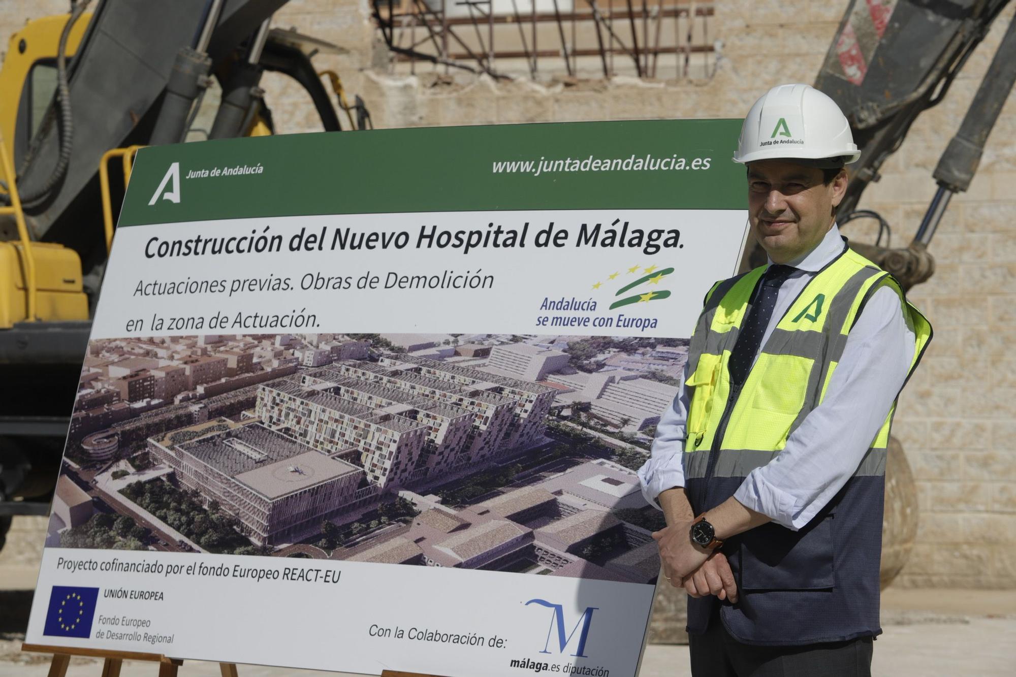 Demolición de las tres naves del Civil donde irá el tercer hospital de Málaga