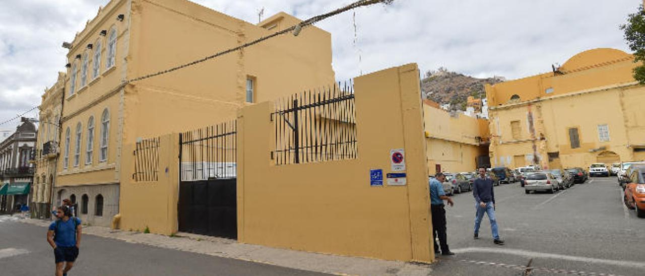 Entrada al garaje de la calle Pérez Galdós, en frente del palacete insular, donde el Cabildo quiere construir un parquin de cuatro plantas.