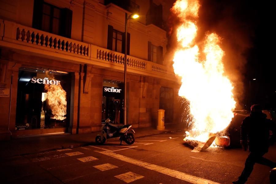 Graves incidentes en Cataluña por la detención del rapero Pablo Hasél