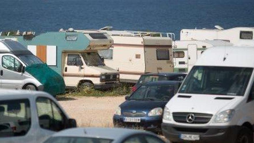 Vehículos acampados en un aparcamiento de ses Variades, en Sant Antoni.