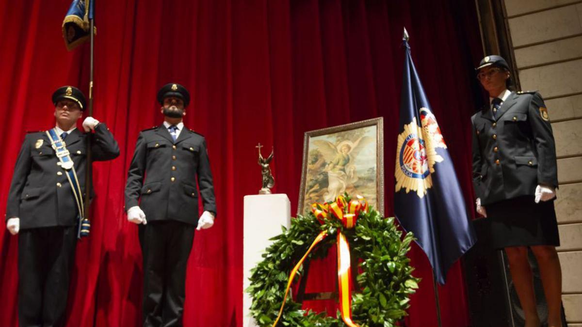 Policías de prácticas en Avilés, en un momento de la ceremonia. | M. F.