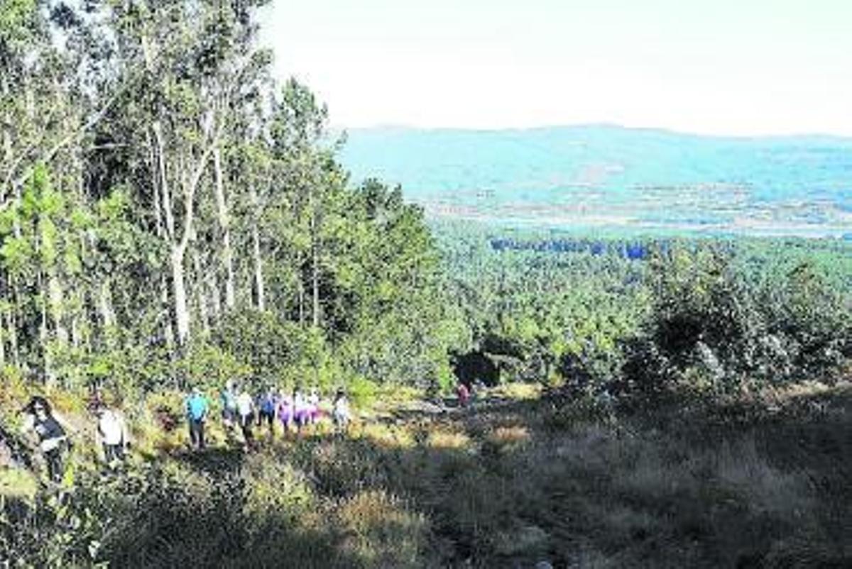 Participantes recorren la ruta de Valga en la edición de 2022.   | // FDV