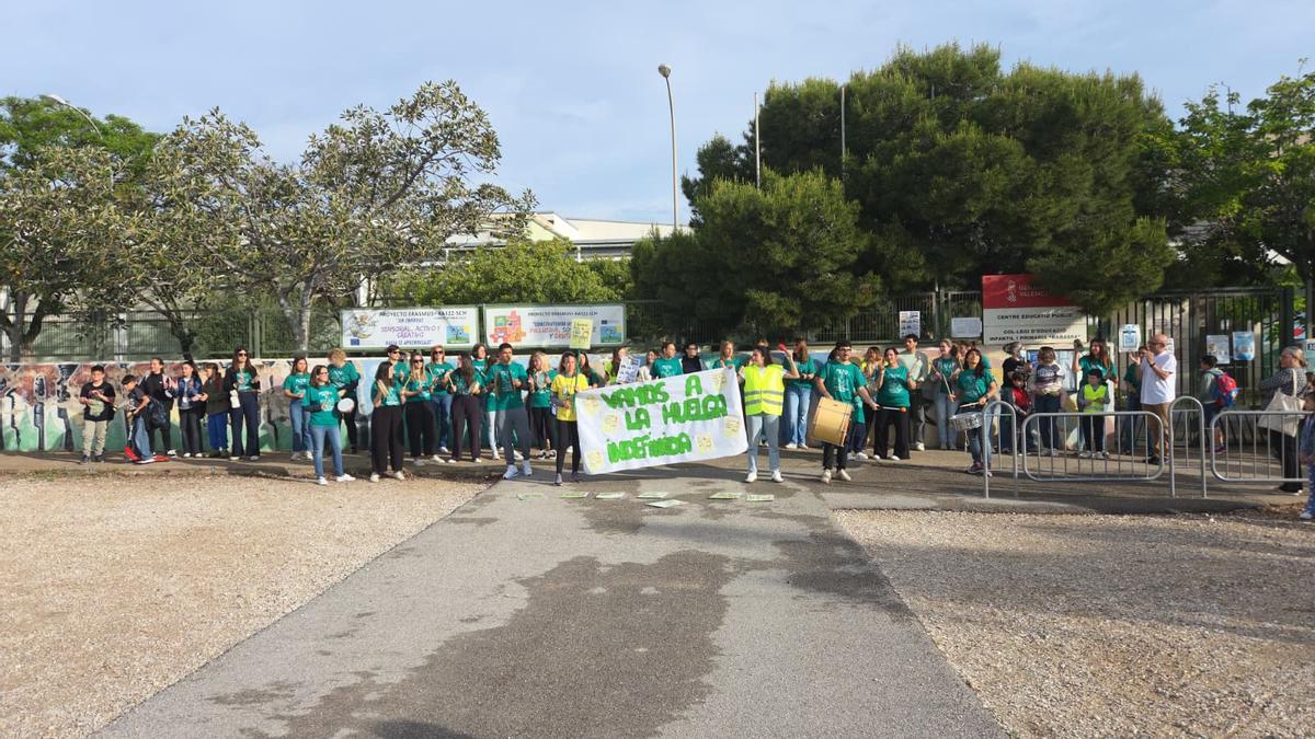Docentes y familias del colegio Rabasa de Alicante, este viernes en apoyo a la huelga indefinida