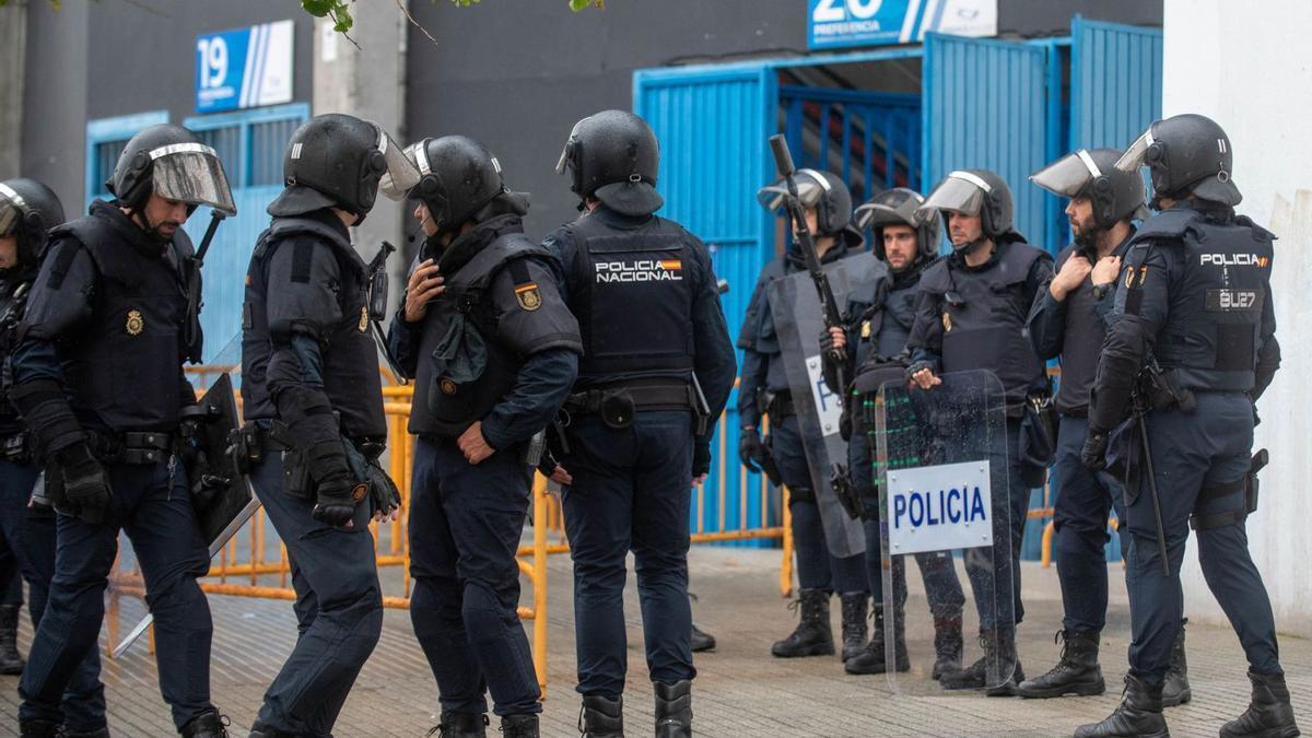 Policías nacionales en un acceso a Riazor, parte del dispositivo de seguridad del Dépor-Málaga, la temporada pasada.